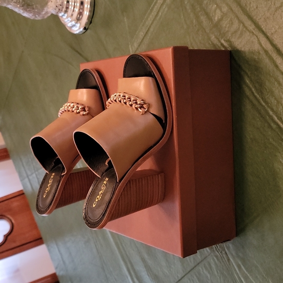 Coach sandals, color tan, leather. Size 7.5 M - Picture 3 of 4